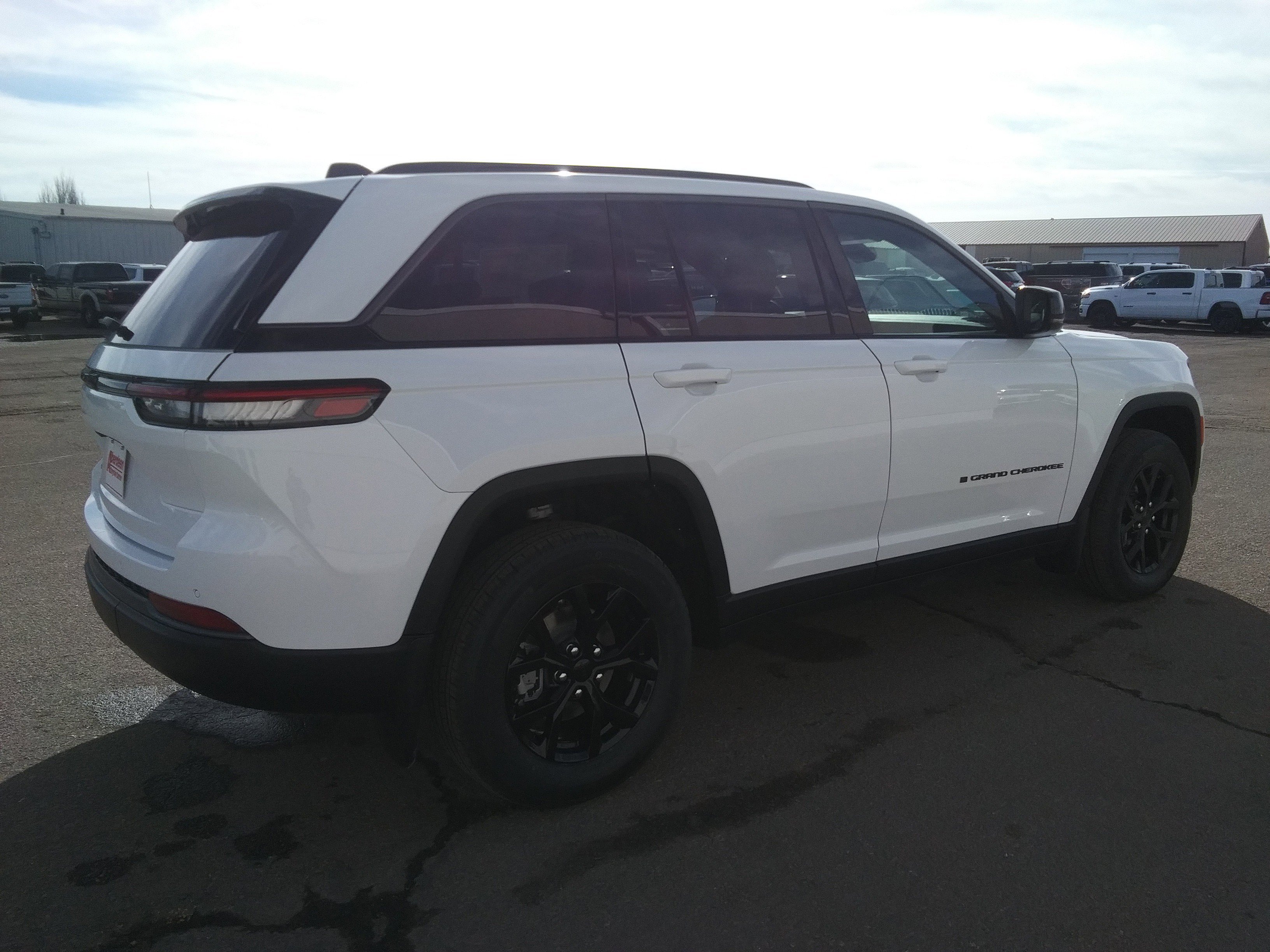 New 2026 Bright White Clear-Coat Exterior Paint Jeep Altitude image 5
