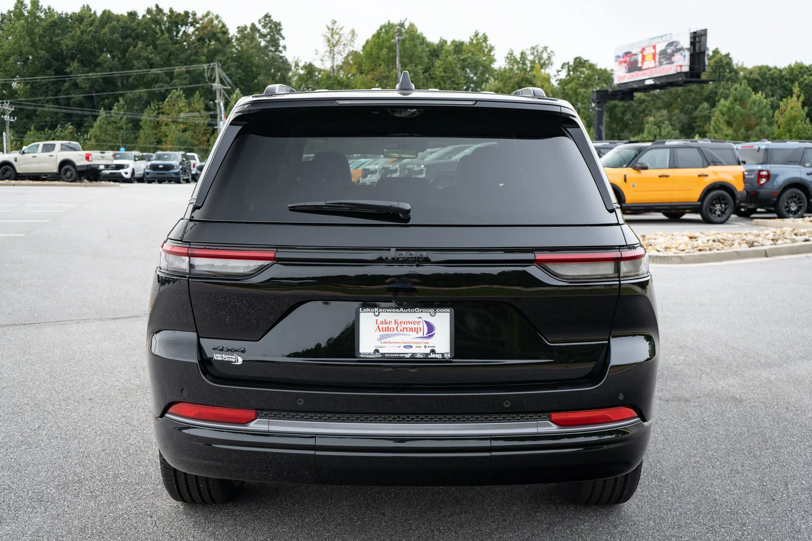 New 2027 High-Gloss Black Paint Jeep Limited Reserve image 8