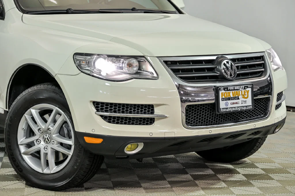 Used 2009 Volkswagen Touareg 2 VR6 with VIN WVGBE77L69D010746 for sale in St. Charles, IL