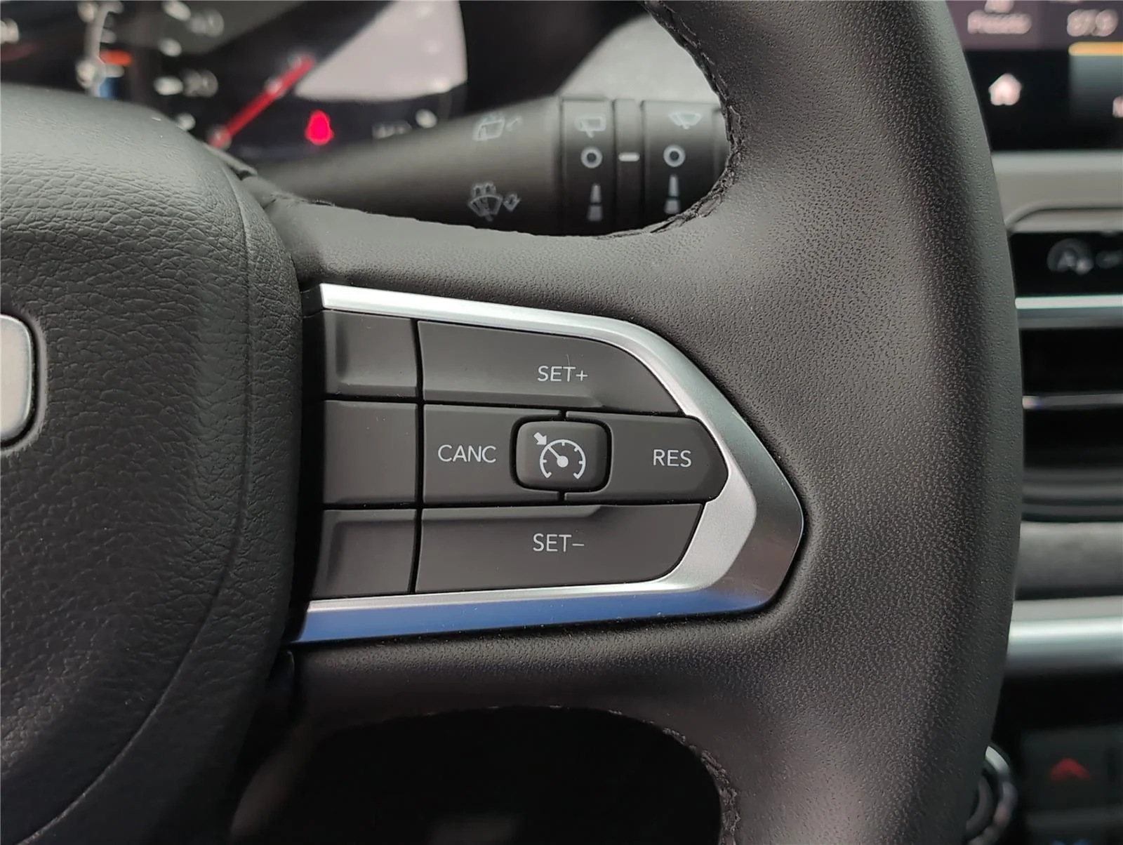 Used 2024 Diamond Black Crystal Pearlcoat Jeep Latitude image 22