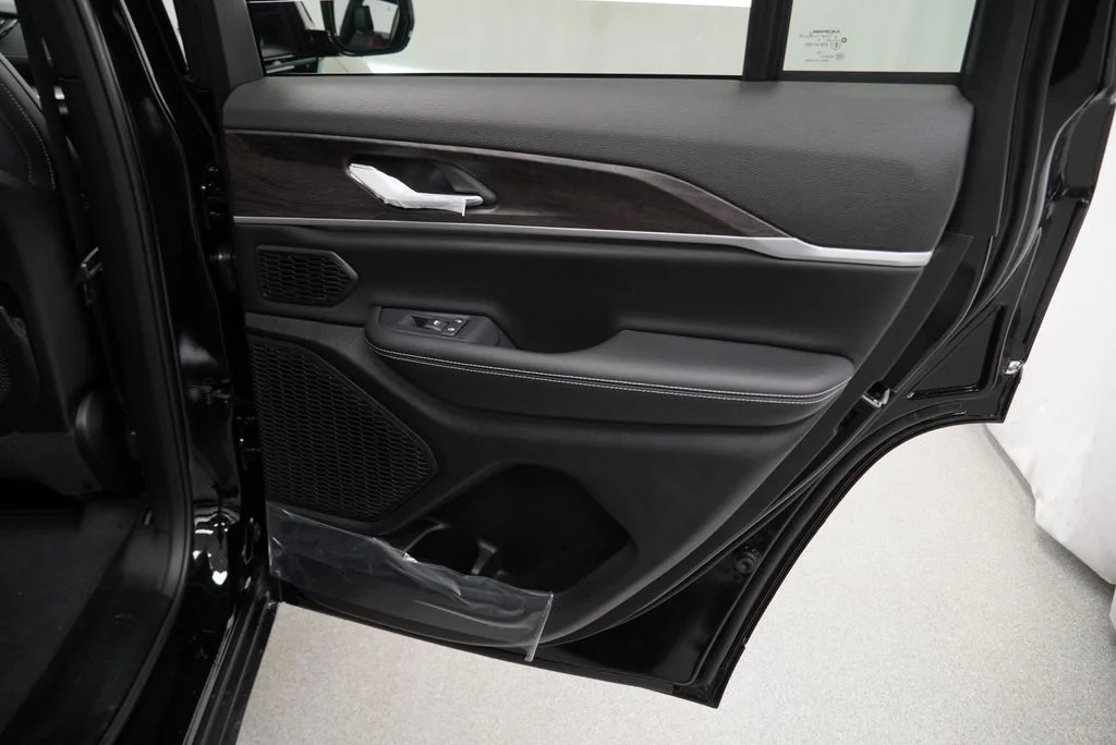 New 2027 High Gloss Black Jeep Limited image 32