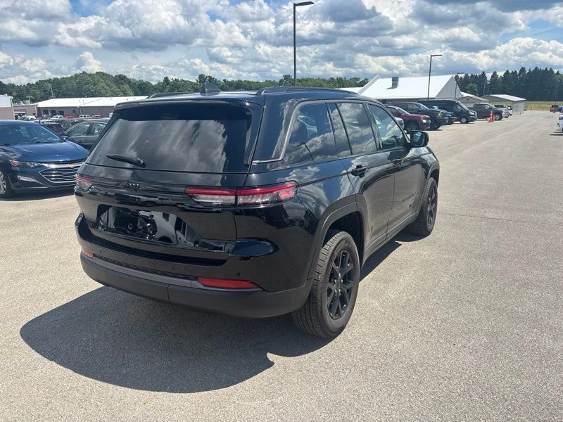 New 2026 Diamond Black Crystal Pearl-Coat Exterior Paint Jeep Laredo Altitude image 3