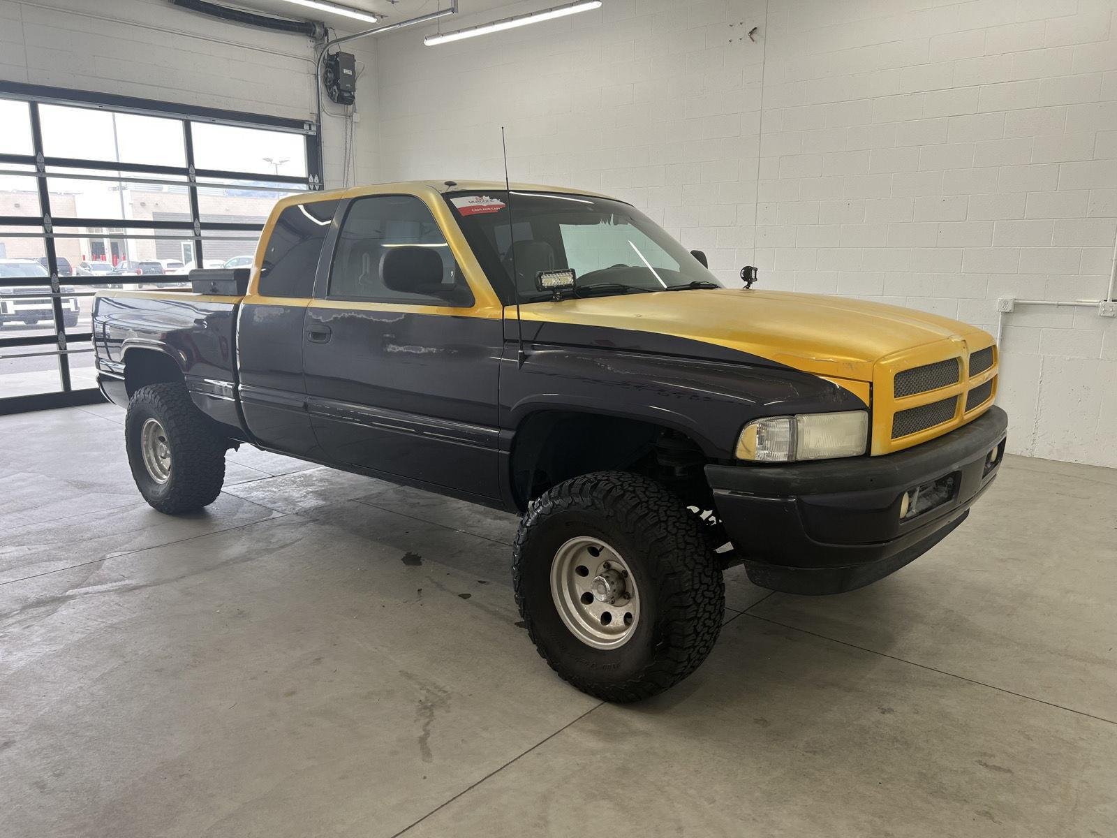 Used 1999 Blue Dodge 2dr Club Cab 139" WB 4WD image 5