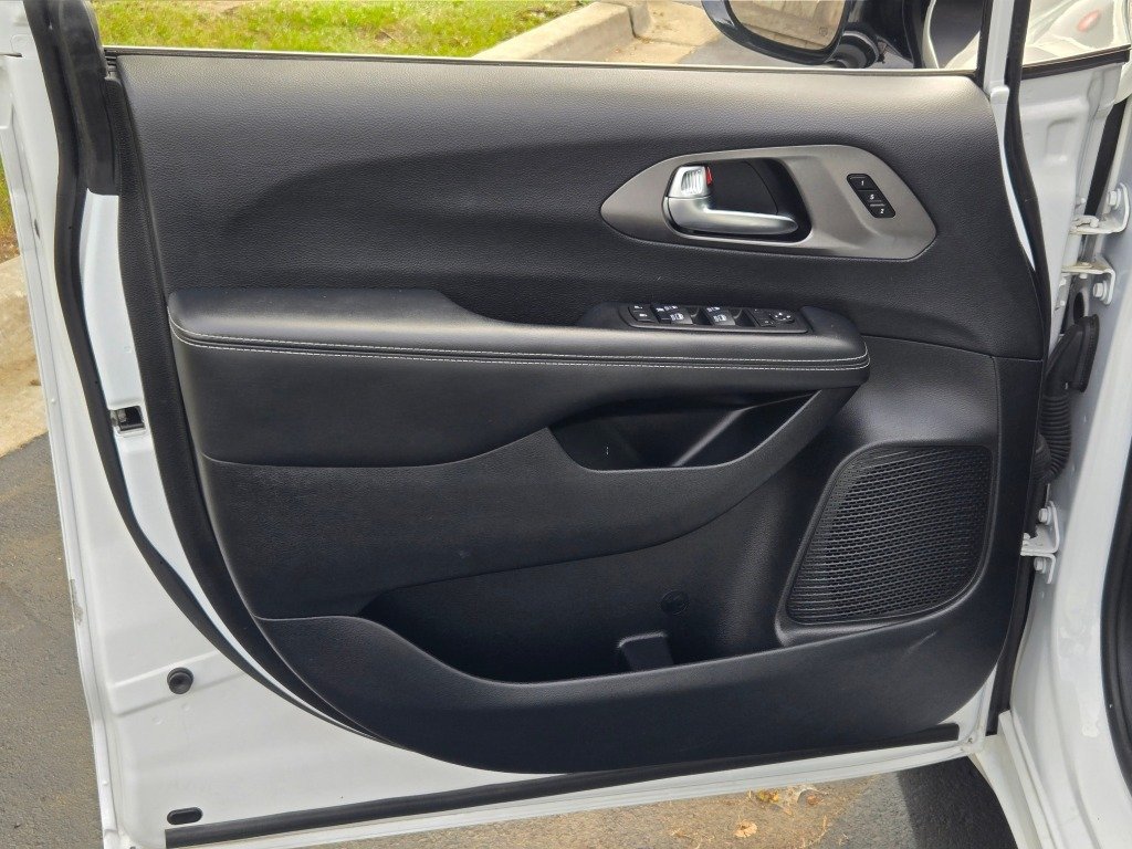 Used 2025 White Chrysler Select image 20
