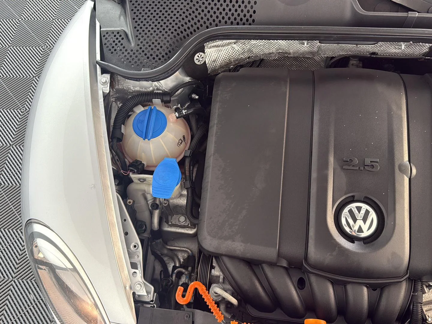 Used 2012 Reflex Silver Metallic Volkswagen 2.5L w/Sun image 23