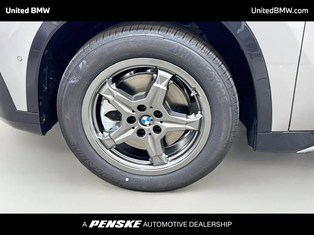 New 2027 Space Silver Metallic BMW xDrive28i image 9