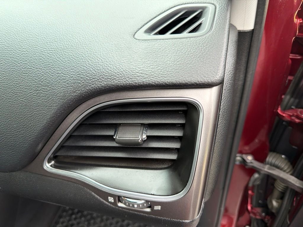Used 2020 Red Jeep Latitude image 17
