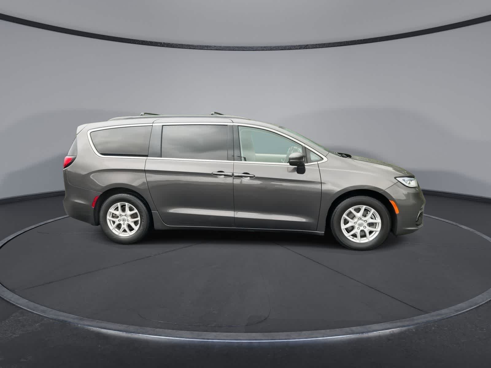 Used 2022 Granite Crystal Metallic Clearcoat Chrysler Touring L image 9