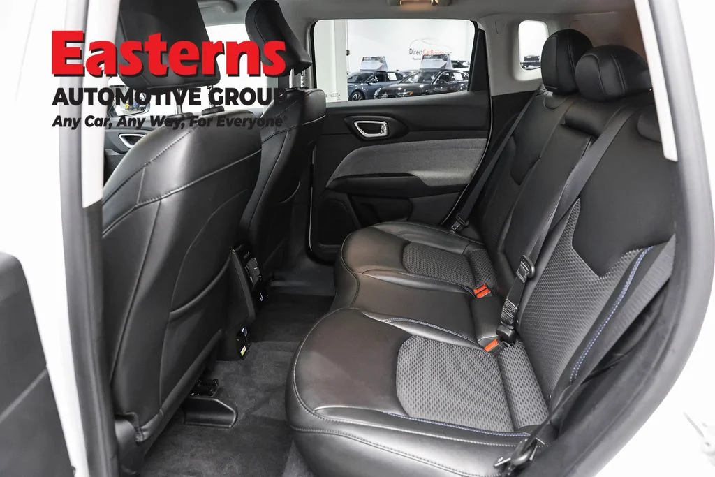 Used 2022 White Jeep Latitude image 21