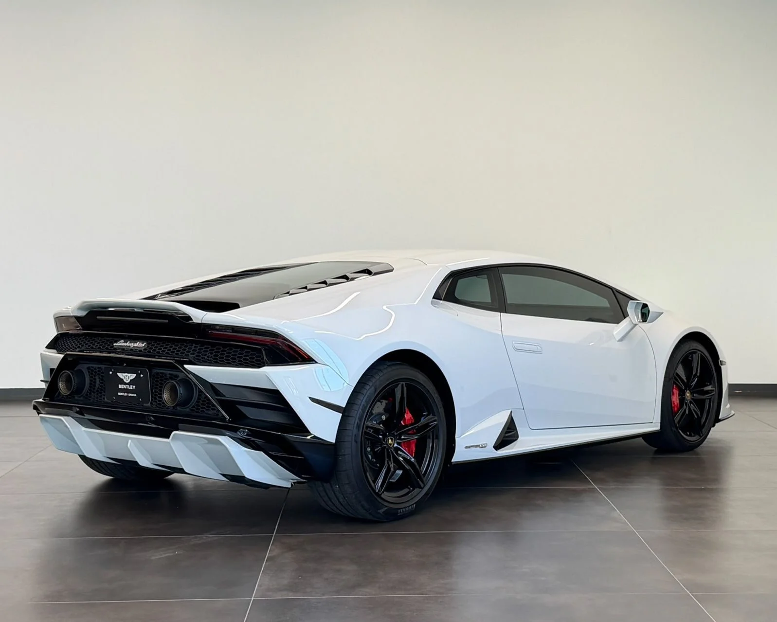 Used 2022  Lamborghini Base image 5