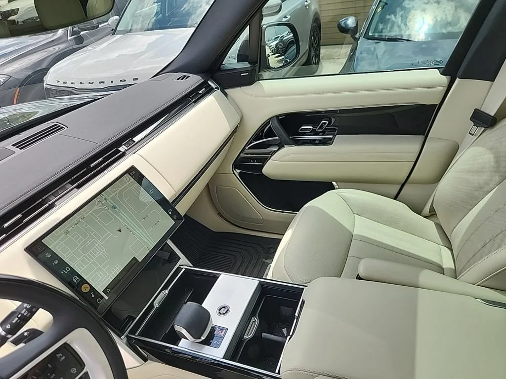 Used 2025 Santorini Black Metallic Land Rover SE image 6