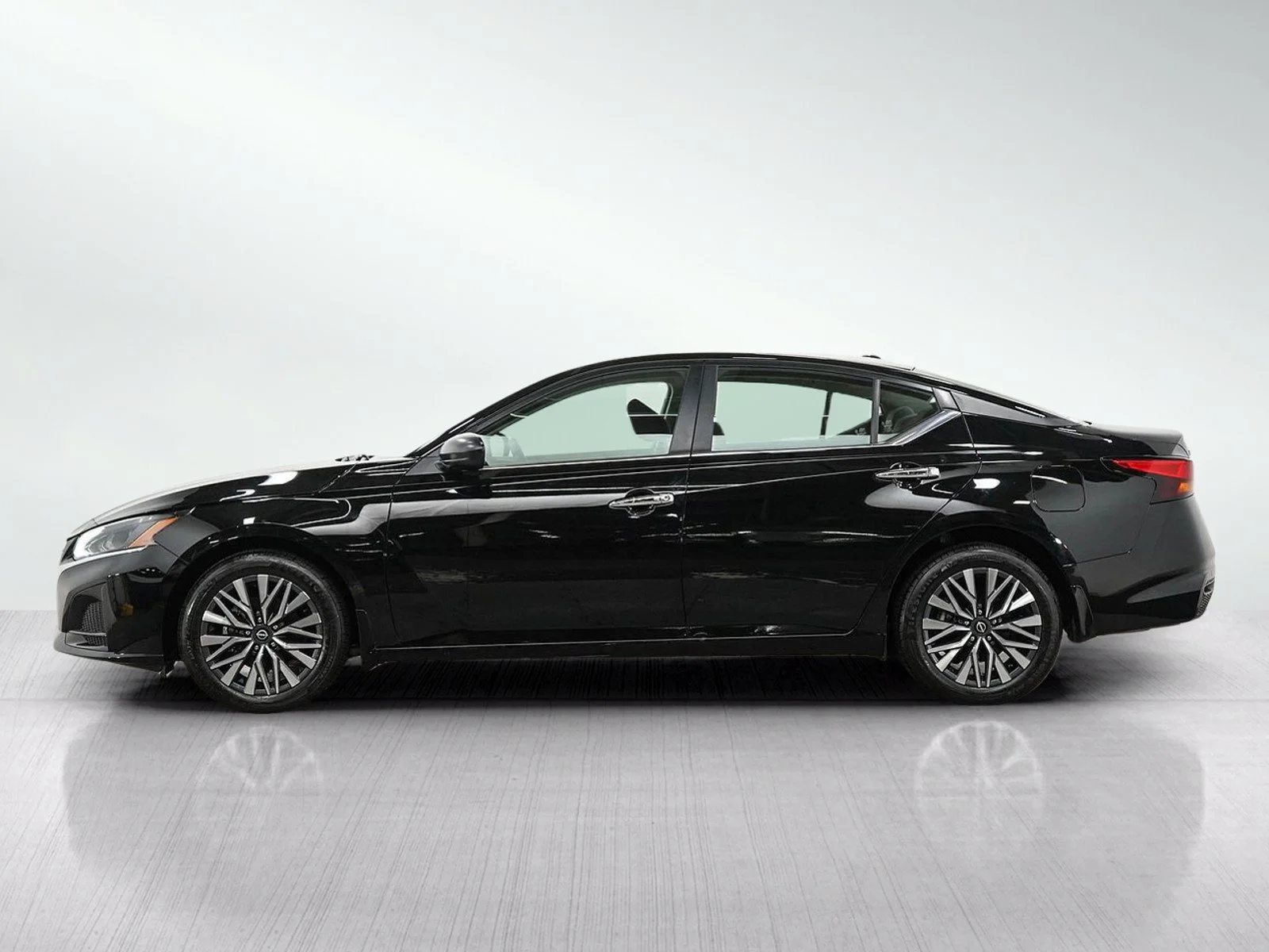 Used 2024 Nissan Altima SV with VIN 1N4BL4DW2RN341069 for sale in Burnsville, Minnesota