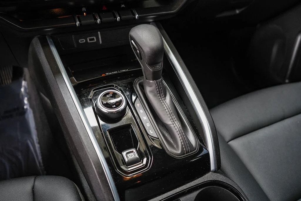 Used 2025 White Chevrolet Trail Boss image 18