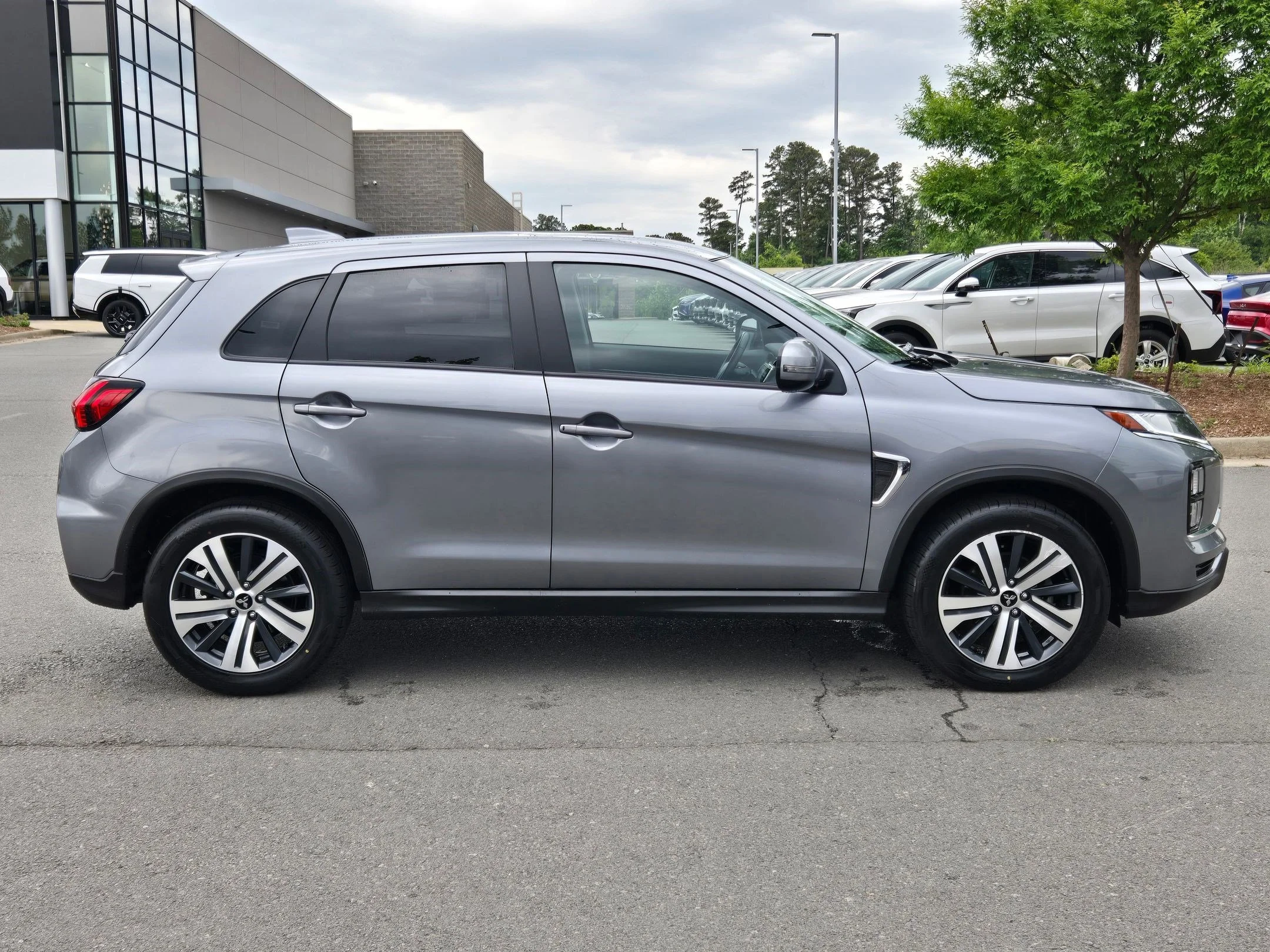 Used 2024  Mitsubishi SE image 8