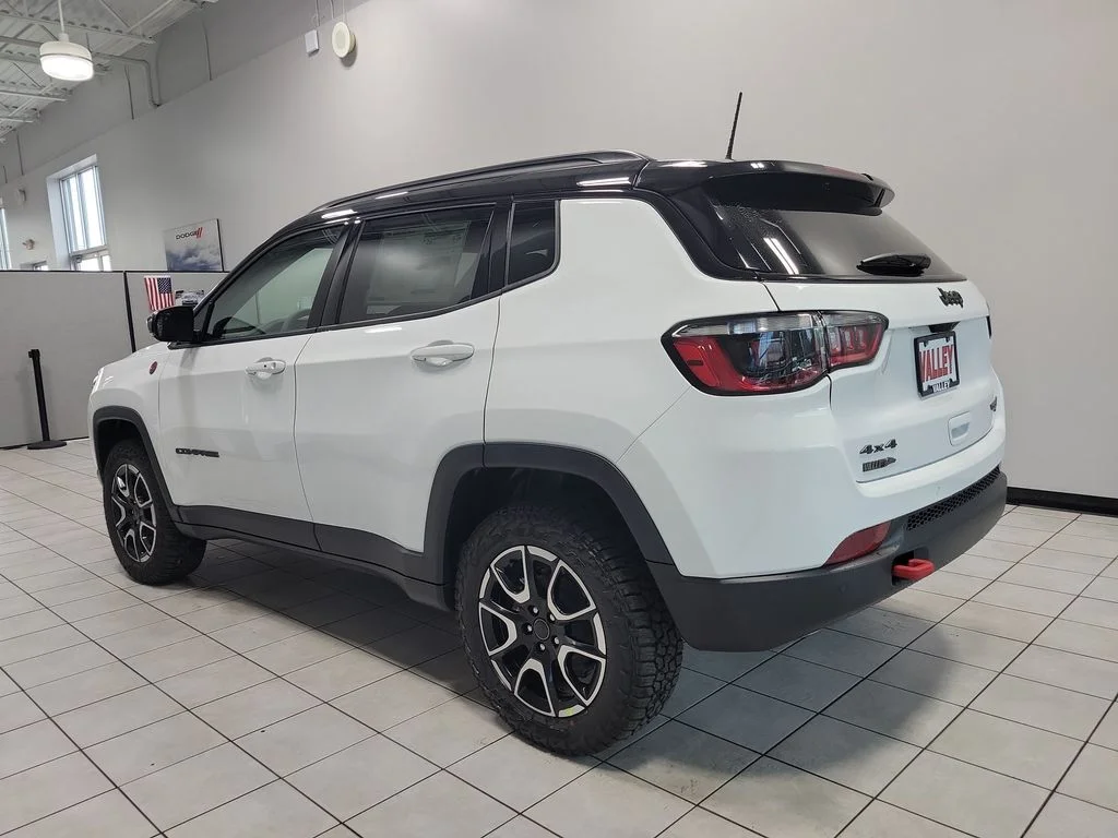 New 2026 Bright White Clear-Coat Exterior Paint Jeep Trailhawk image 5