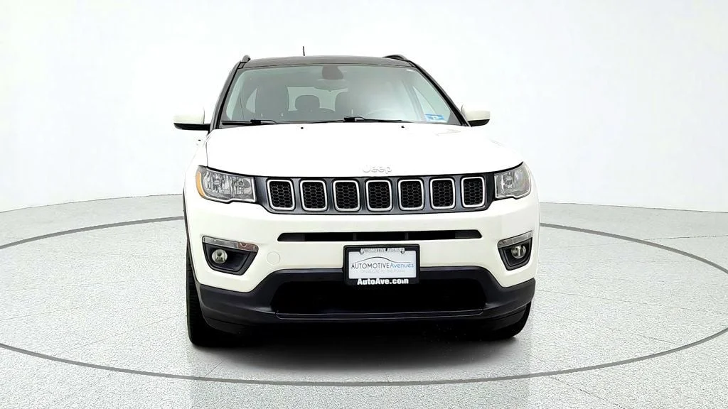 Used 2018 White Clearcoat Jeep Latitude 4x4 image 2