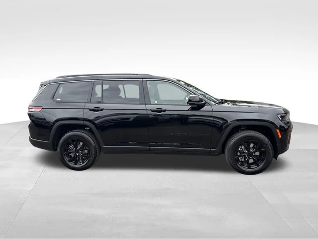 New 2026 Diamond Black Crystal Pearl-Coat Exterior Paint Jeep Laredo image 8