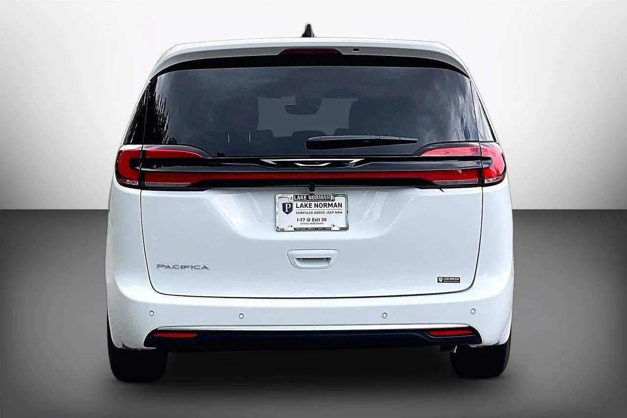 New 2027 Bright White Clear-Coat Exterior Paint Chrysler Select image 7
