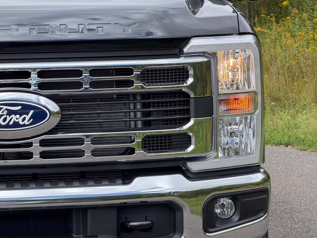New 2027 Agate Black Metallic Ford F-250® XLT image 2