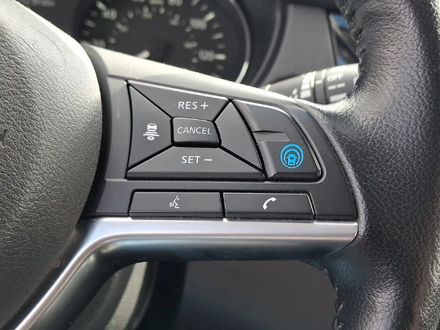 Used 2020 White Nissan SV image 22