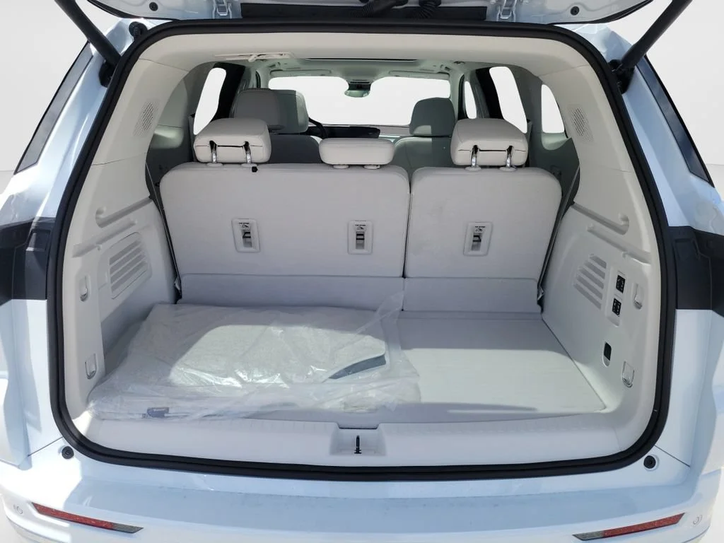 New 2026 Iridescent White Tricoat Buick Avenir image 9