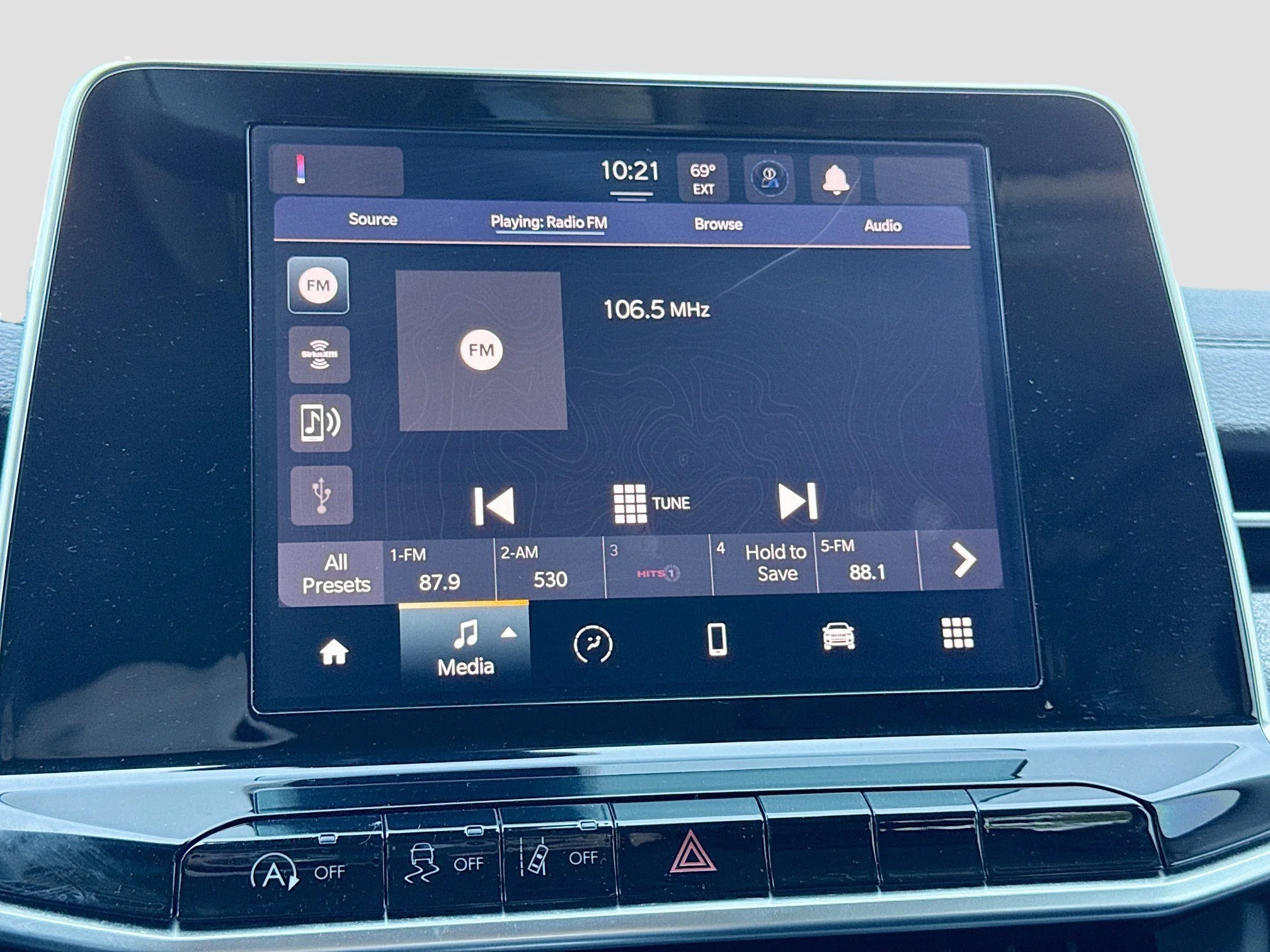 Used 2022 Diamond Black Crystal Pearlcoat Jeep Latitude image 30