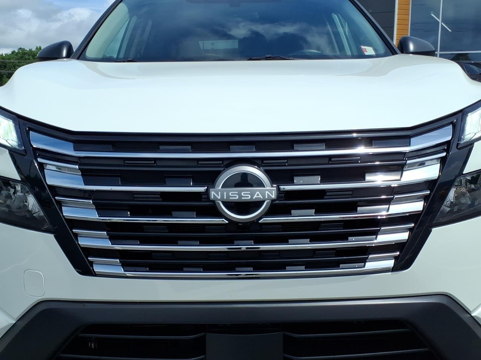 Used 2025 Glacier White Nissan S image 13