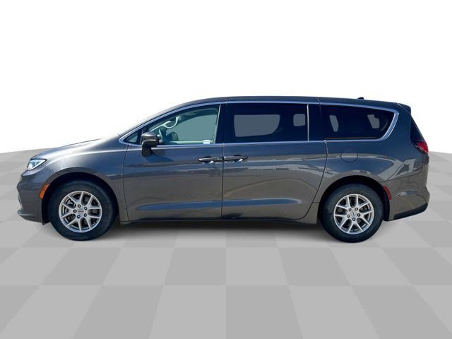 Used 2023 Granite Crystal Metallic Clearcoat Chrysler Touring L image 5