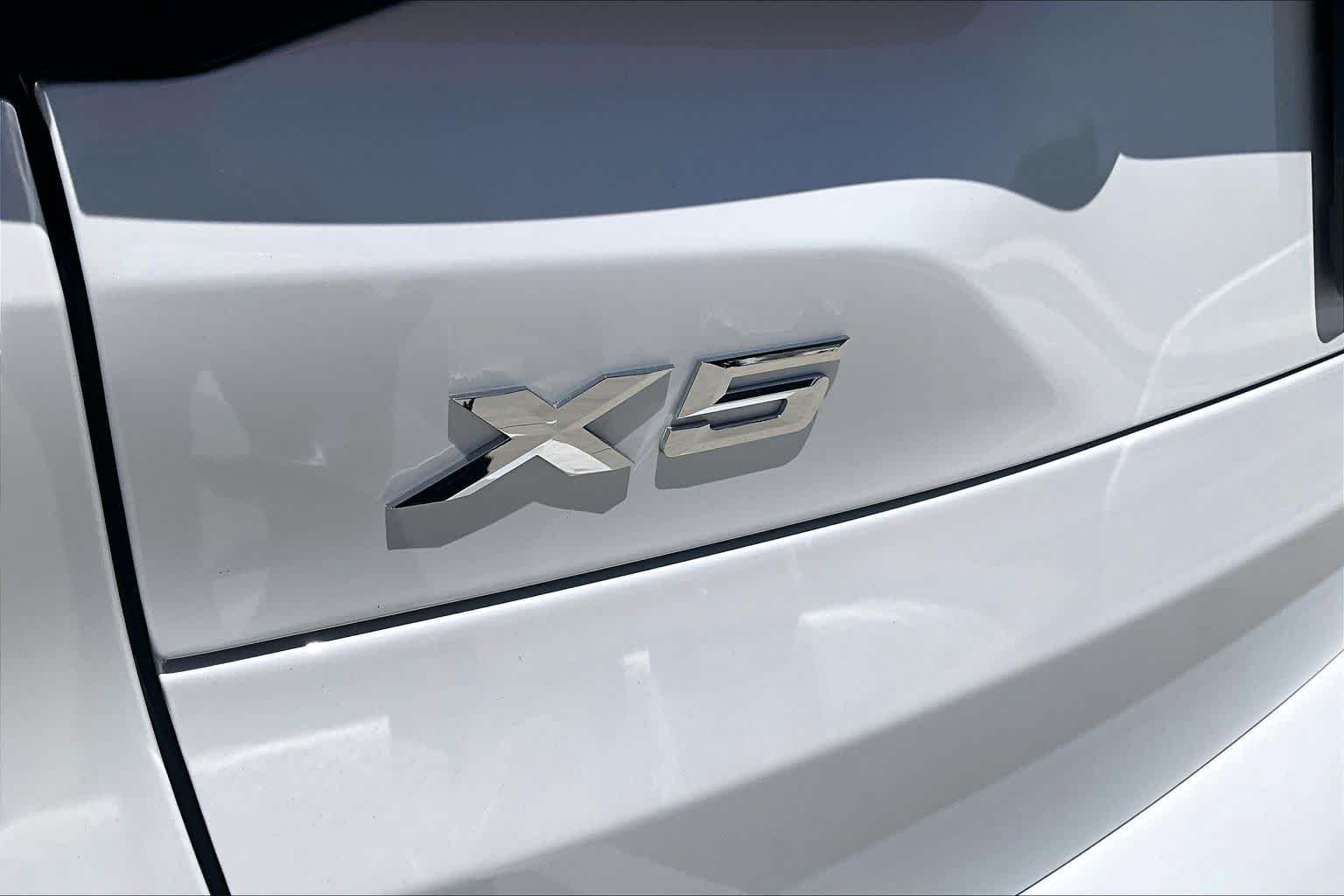 Used 2024 Mineral White Metallic BMW xDrive40i image 29
