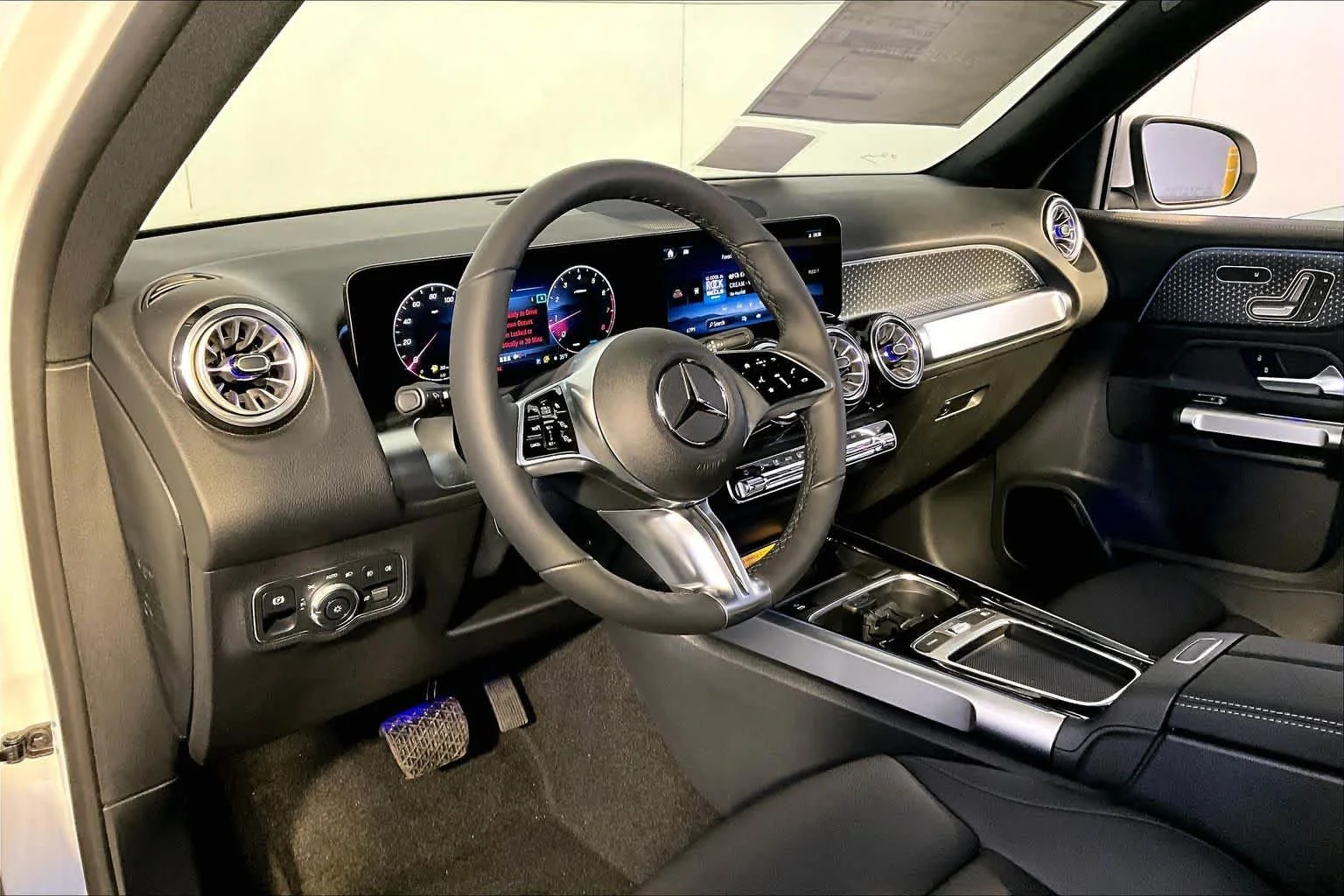 New 2026 Polar White Mercedes-Benz GLB 250 image 9