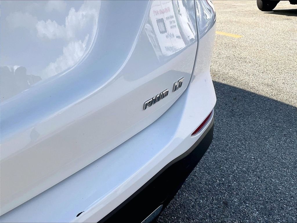 Used 2024 White Chevrolet LT image 27