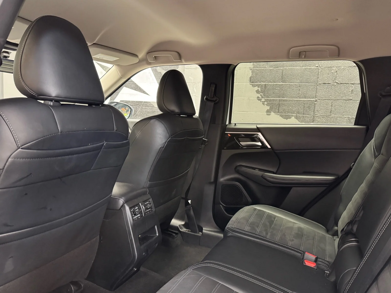 Used 2024 White Diamond (w85) Mitsubishi SE image 31