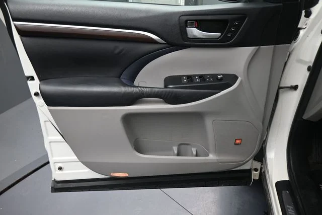 Used 2015 White Toyota Limited image 21