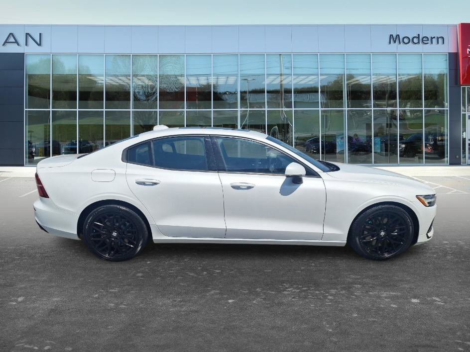 Used 2020 Crystal White Pearl Metallic Volvo Momentum image 4