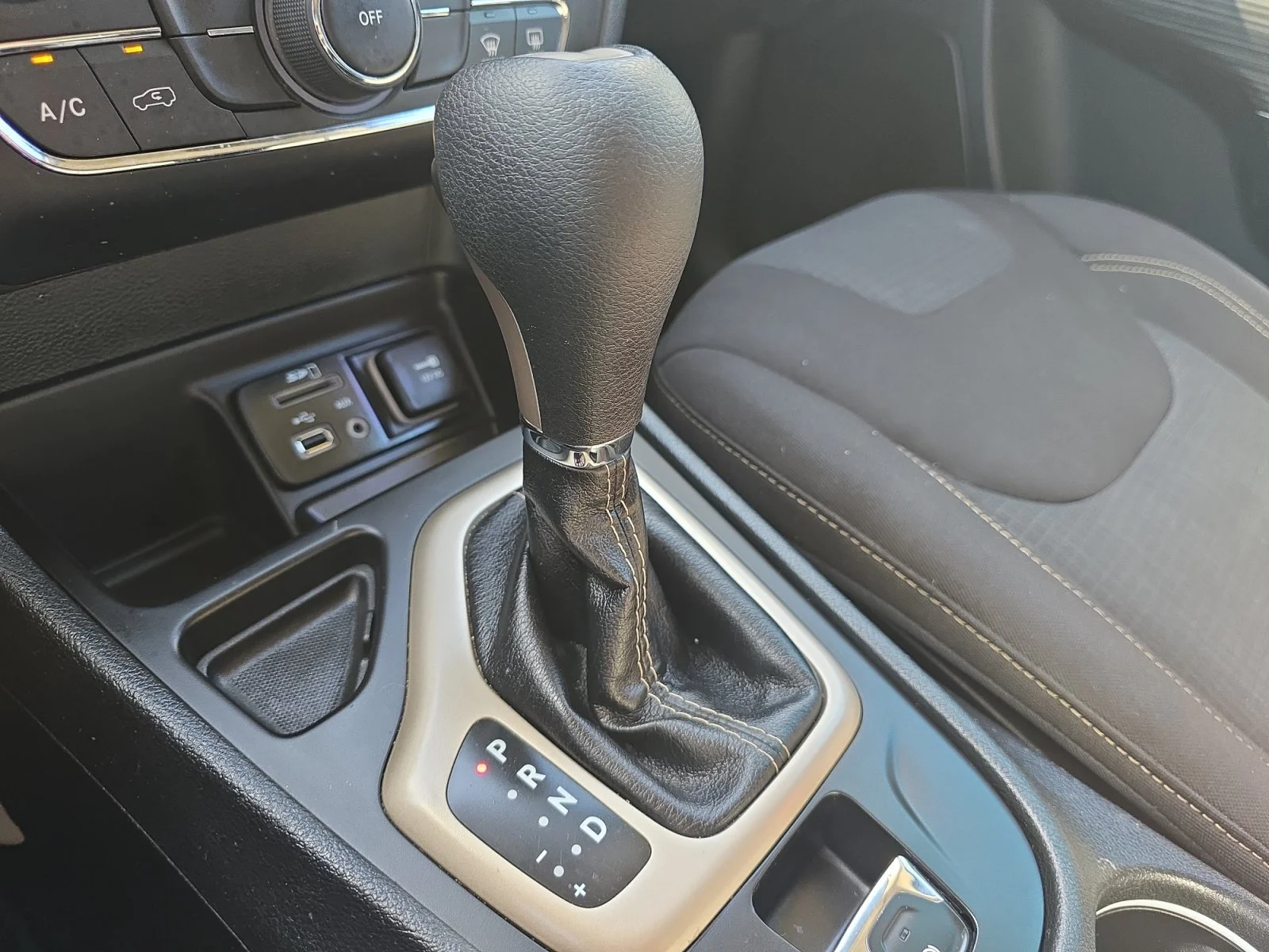 Used 2016 Brilliant Black Crystal Pearlcoat Jeep Latitude image 20