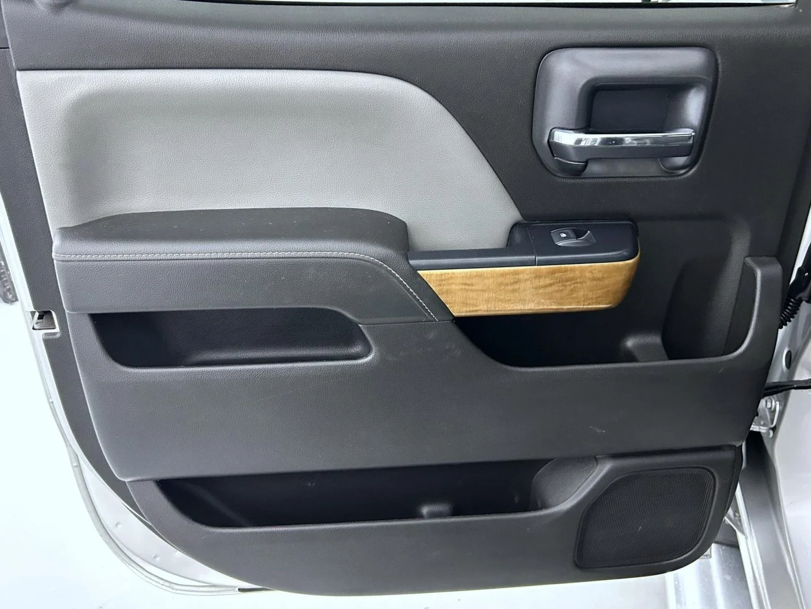 Used 2019 Silver Chevrolet LTZ image 20