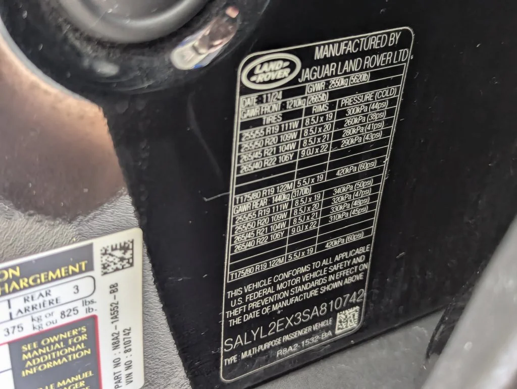 Used 2025 Black Land Rover Dynamic SE image 61