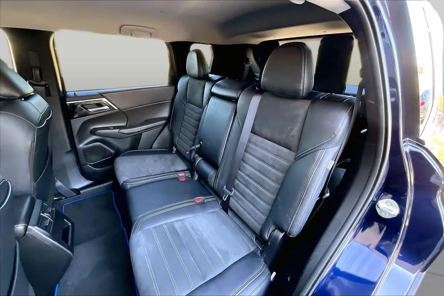 Used 2025 Cosmic Blue Metallic Mitsubishi SE image 21