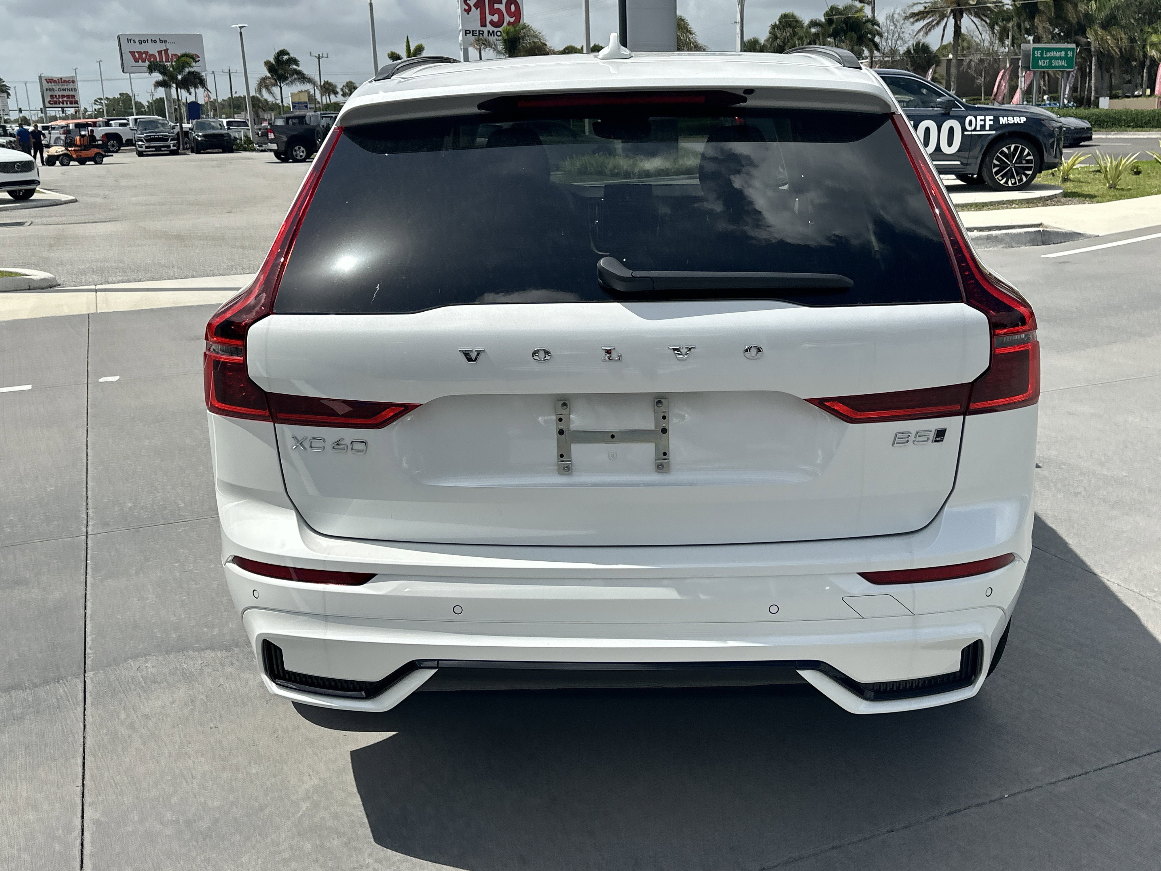 New 2026 Crystal White Volvo Core image 8