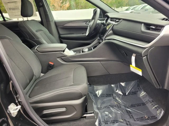 New 2025 Diamond Black Crystal Pearl-Coat Exterior Paint Jeep Laredo X image 14