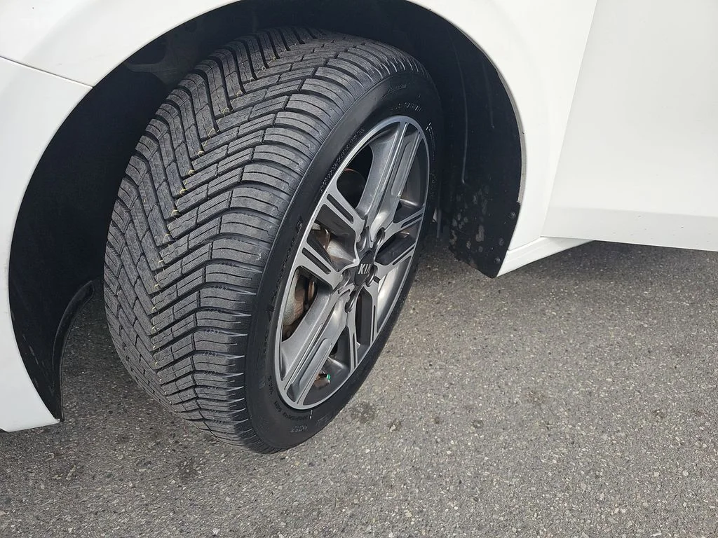 Used 2019 White Kia S image 30