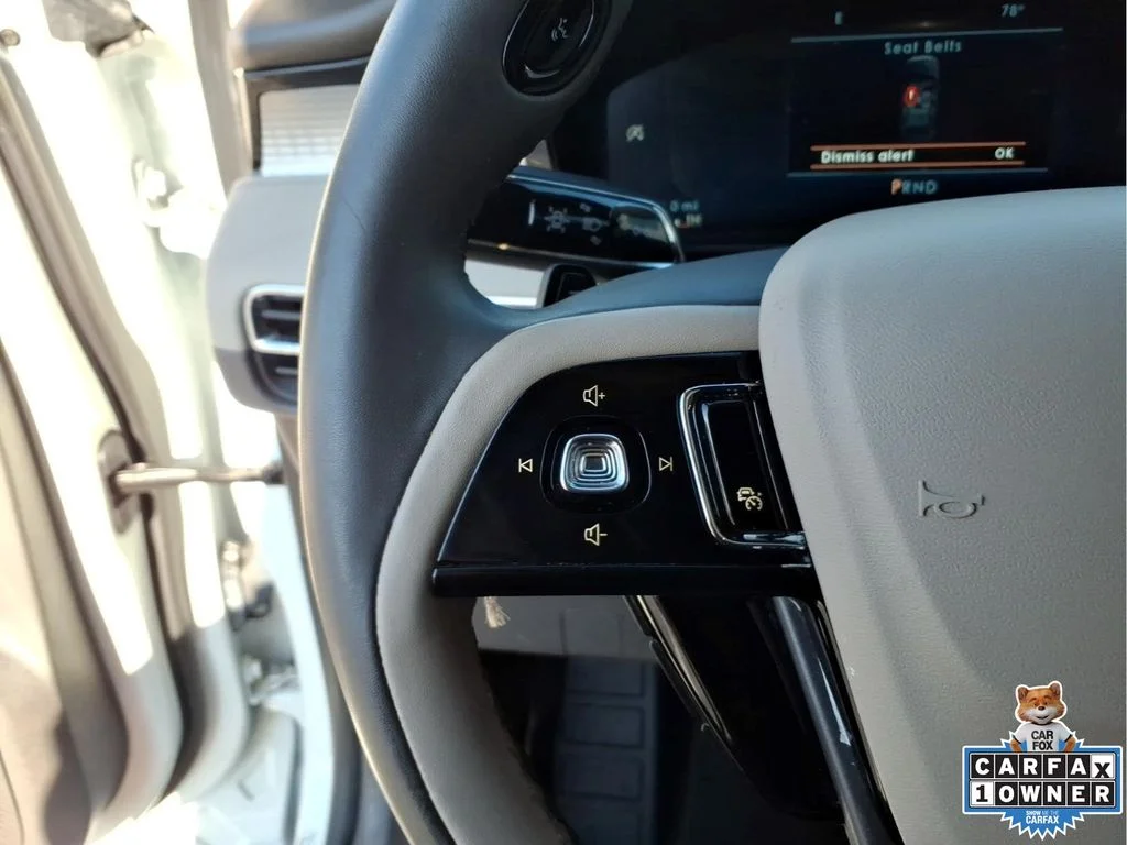 Used 2023 White Lincoln Standard image 23