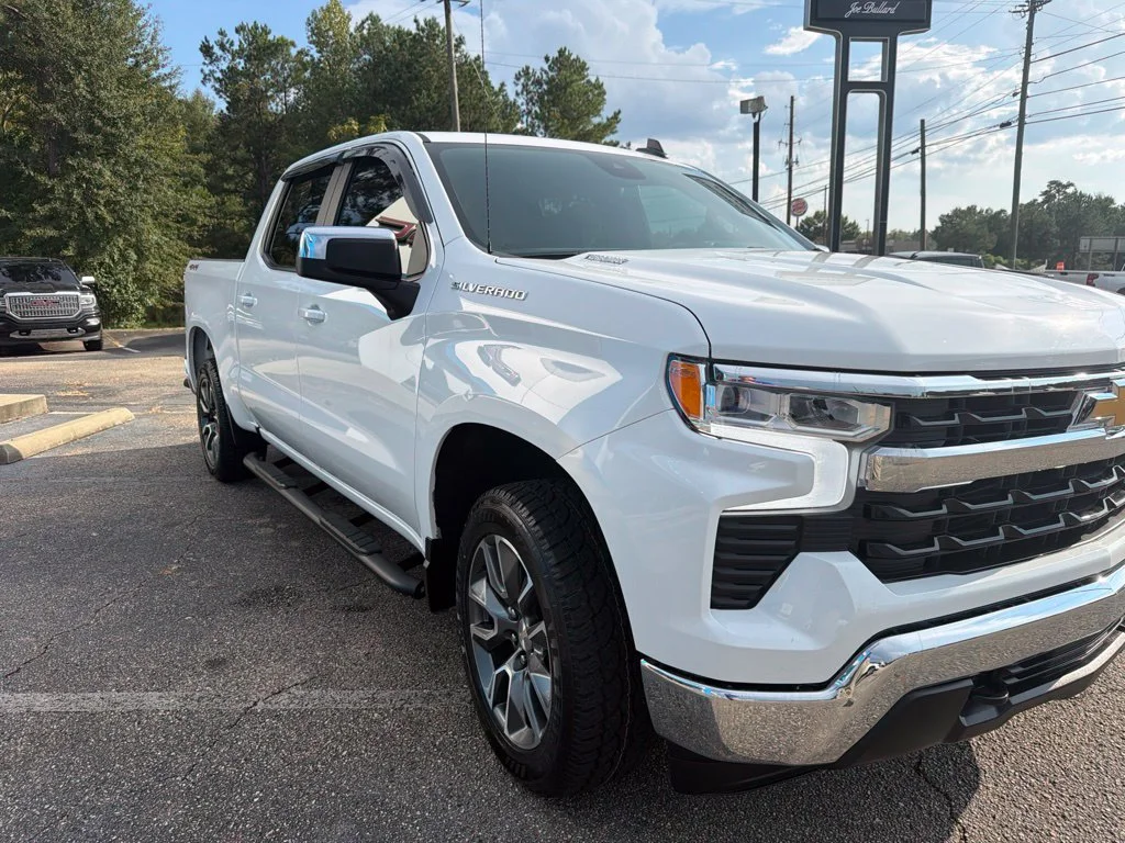 Used 2024 Summit White Chevrolet LT image 7