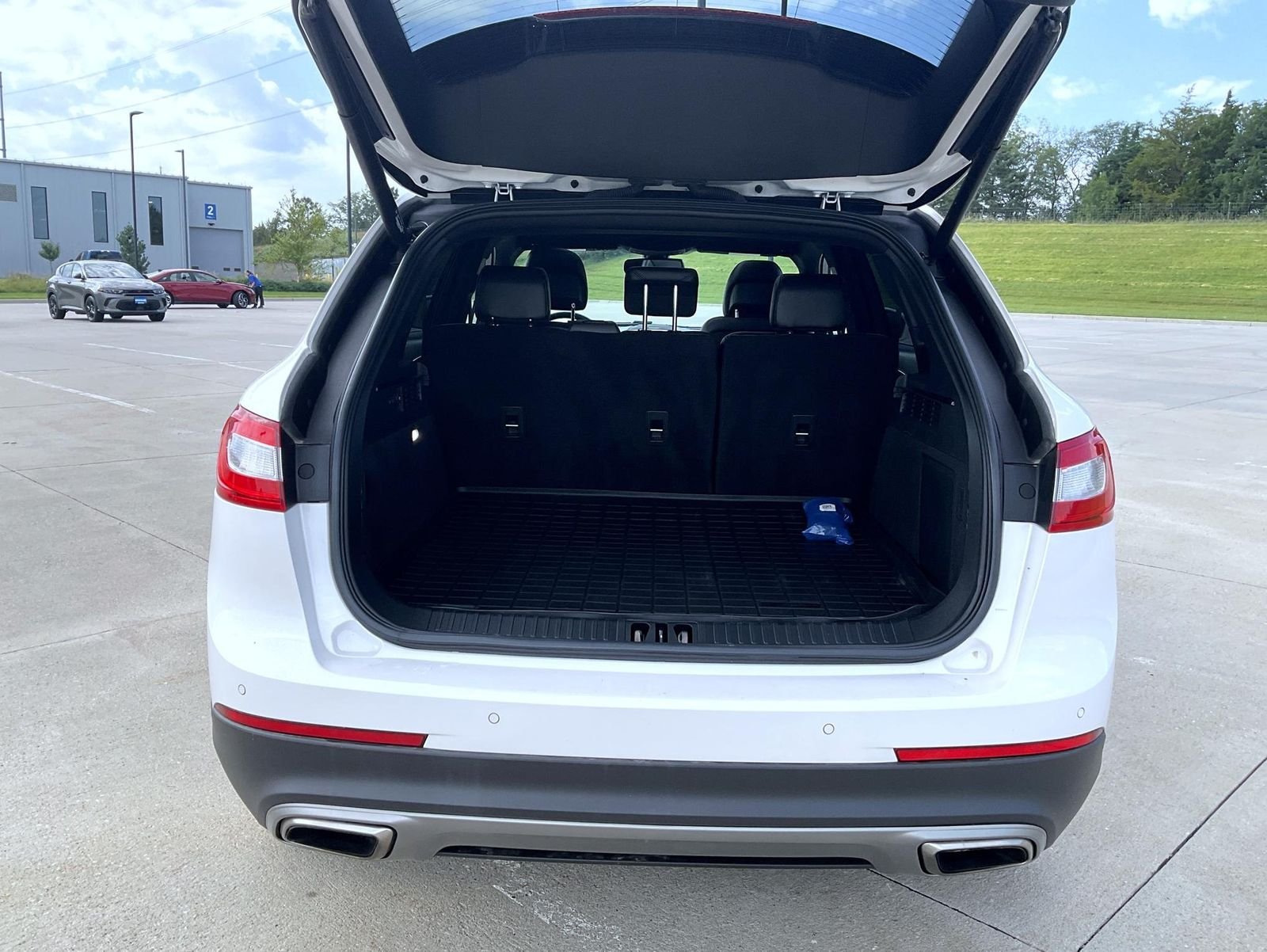 Used 2018 White Lincoln Reserve image 9