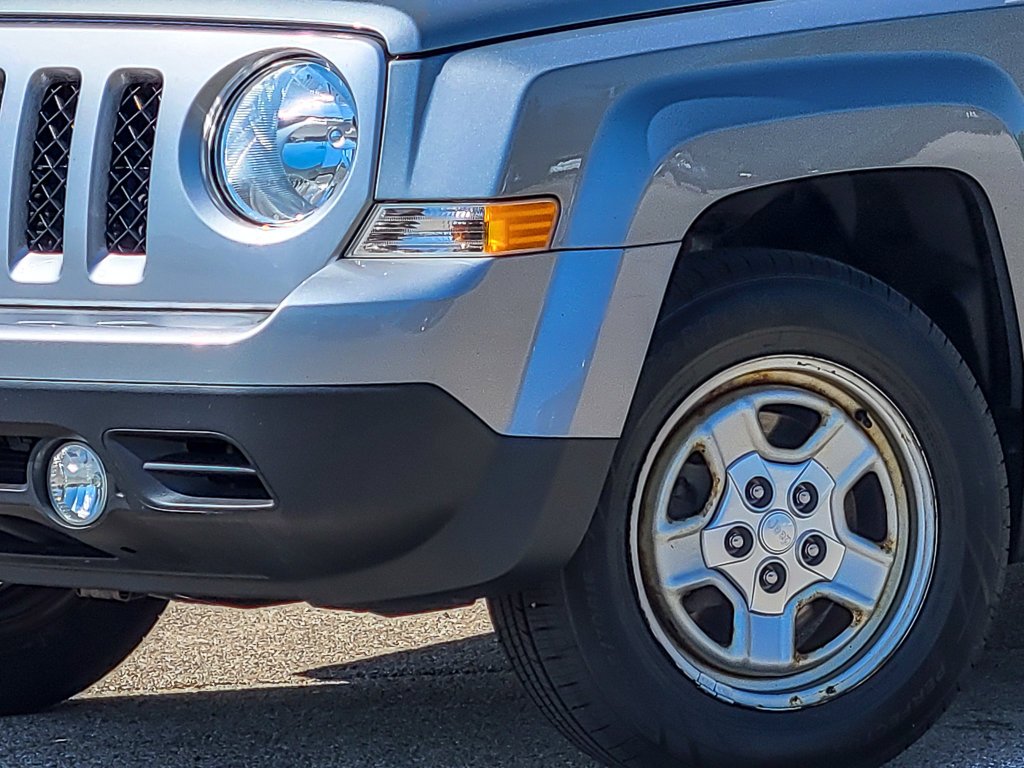 Used 2015 Billet Silver Metallic Clearcoat Jeep Sport image 3