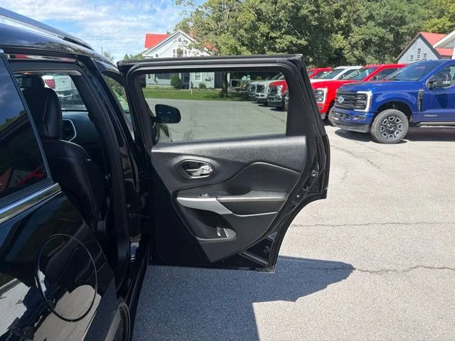 Used 2018 Diamond Black Jeep Latitude Plus image 36
