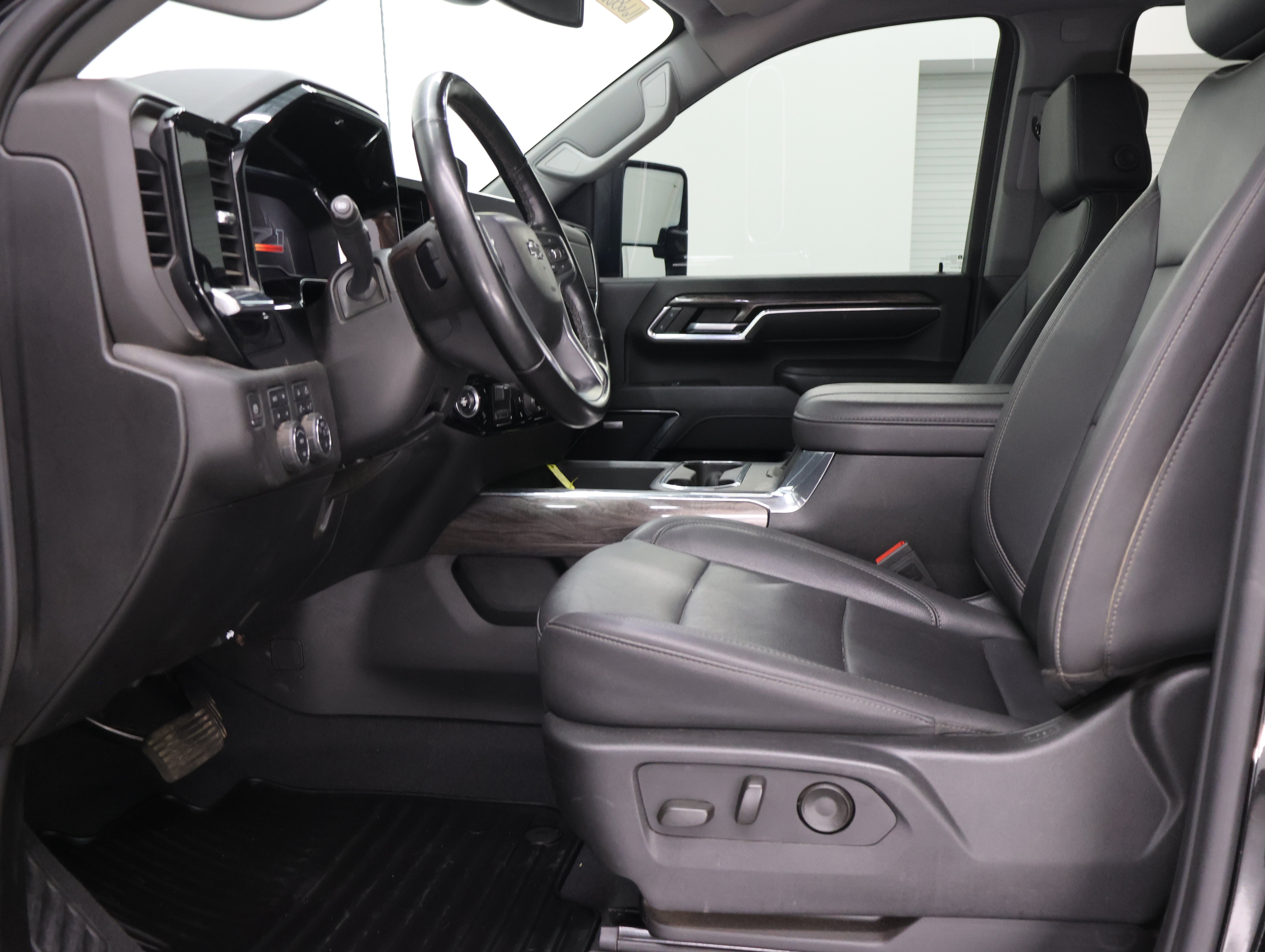 Used 2024 Black Chevrolet 4x4 Crew Cab LTZ Z71: CREW-SHORT-LTZ-MIDNIGHT-CONVENIENCE II-DIESEL-1 OWNER image 8