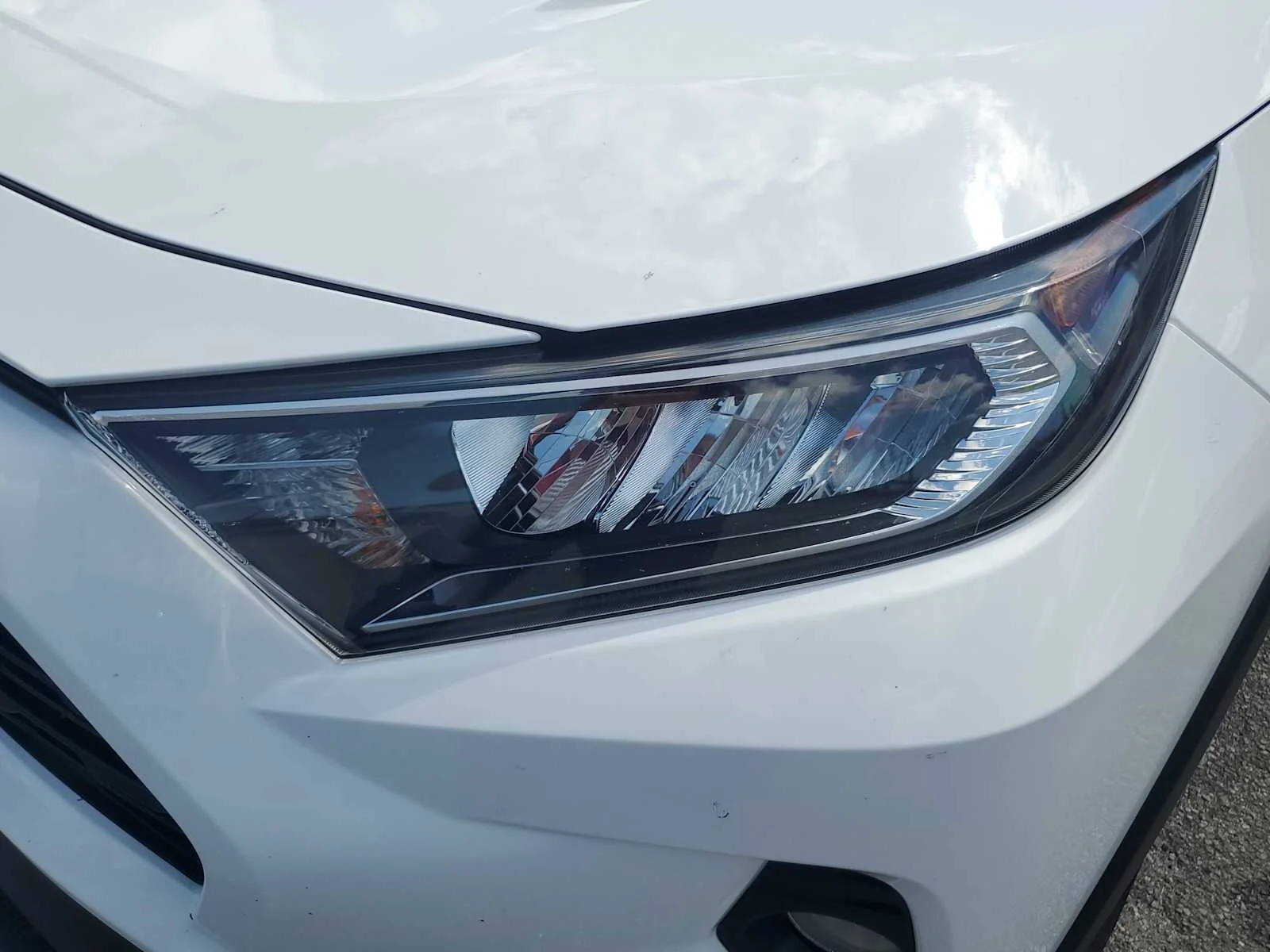 Used 2020 Super White White Toyota XLE image 12