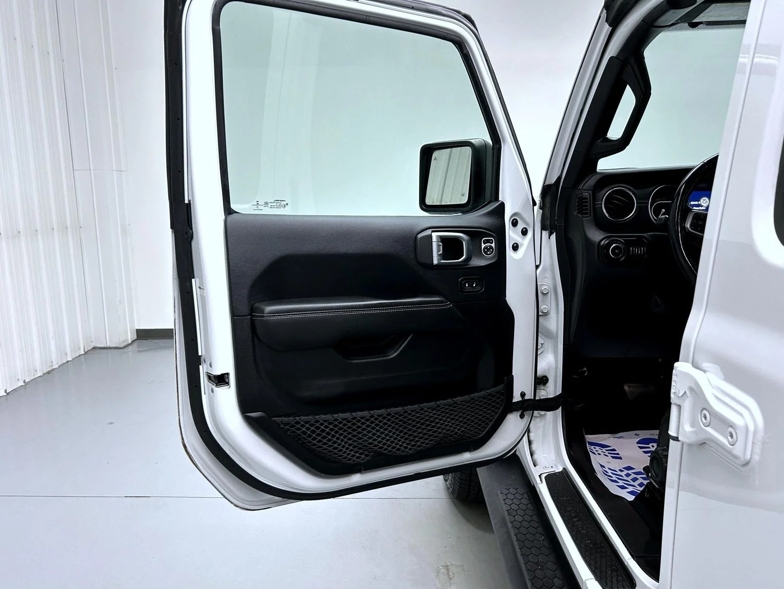 Used 2019 White Jeep Unlimited Sahara image 9