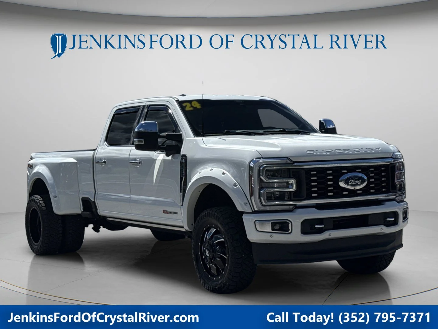 Used 2024 Star White Metallic Tri-Coat Ford Platinum image 1